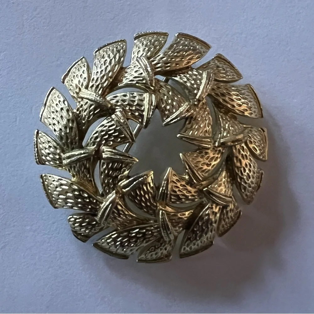 Vintage Corocraft Gold Wreath Brooch